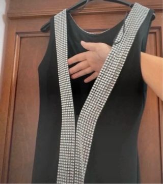 Vestido largo negro con detalles plateados