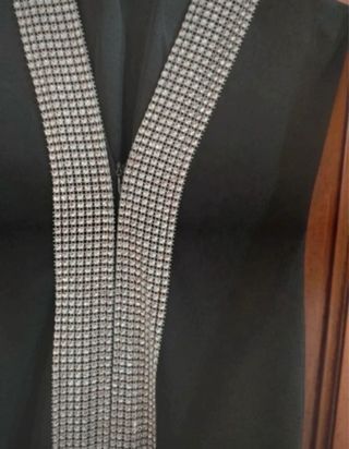 Vestido largo negro con detalles plateados