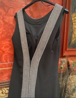 Vestido largo negro con detalles plateados