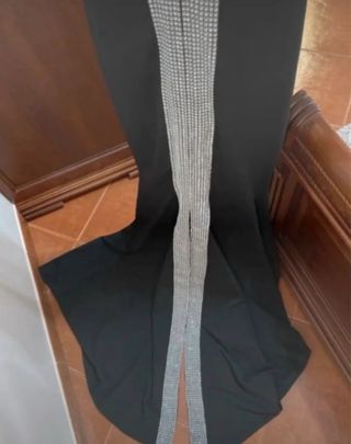 Vestido largo negro con detalles plateados