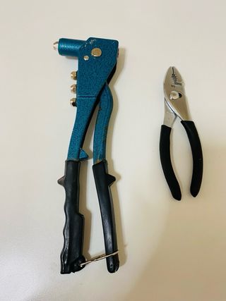 Herramientas manuales: remachadora y alicates