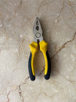 Herramientas manuales: remachadora y alicates
