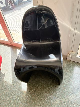 2 Sillas Diseño Plástico Negras y Rojas