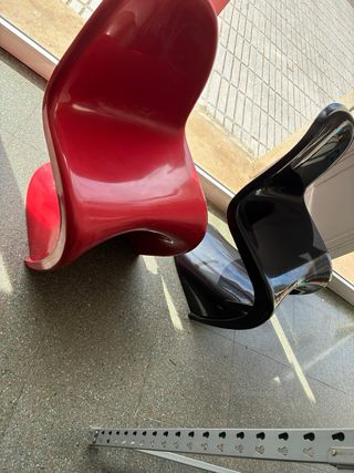 2 Sillas Diseño Plástico Negras y Rojas