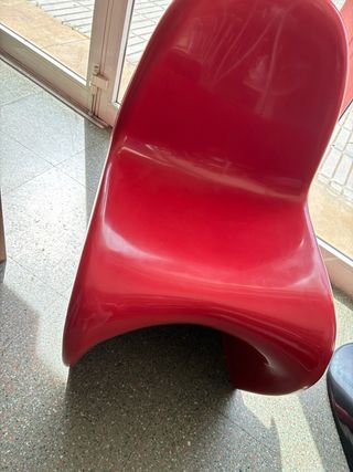 2 Sillas Diseño Plástico Negras y Rojas