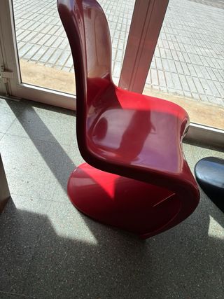 2 Sillas Diseño Plástico Negras y Rojas