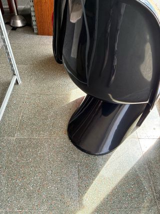 2 Sillas Diseño Plástico Negras y Rojas