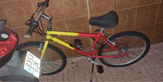 Bicicleta infantil roja y amarilla