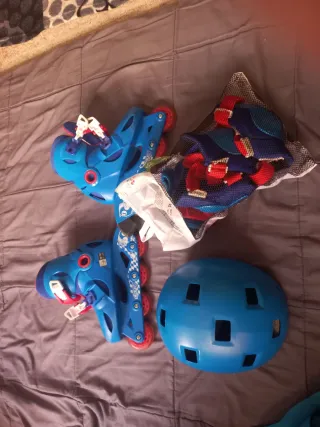 Pattini inline e attrezzatura di protezione blu
