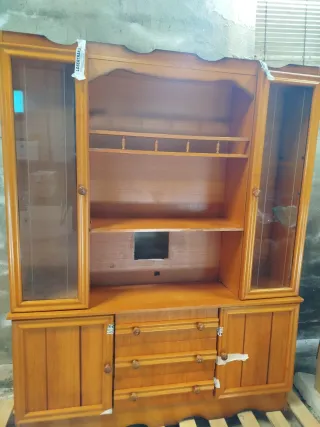 Mueble de salón de madera con vitrinas