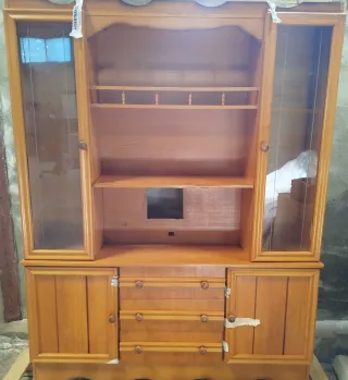 Mueble de salón de madera con vitrinas