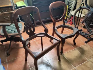 Sillas antiguas de madera.