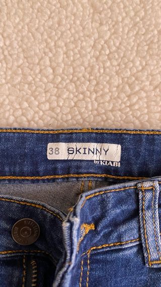 Pantalón vaquero desgarrado mujer