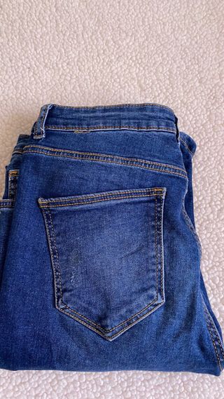 Pantalón vaquero desgarrado mujer