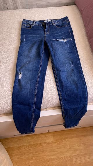 Pantalón vaquero desgarrado mujer