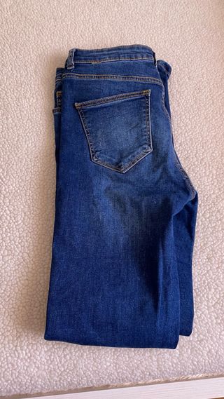 Pantalón vaquero desgarrado mujer