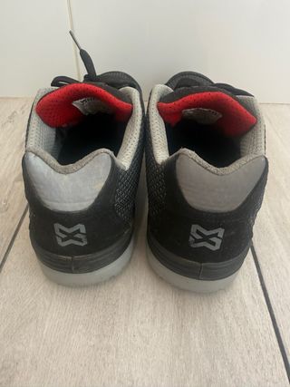 Botas de trabajo negras y grises