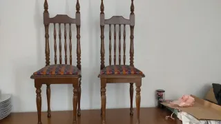 2 Sillas de Madera con Tapicería