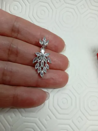 Orecchini pendenti con zirconi