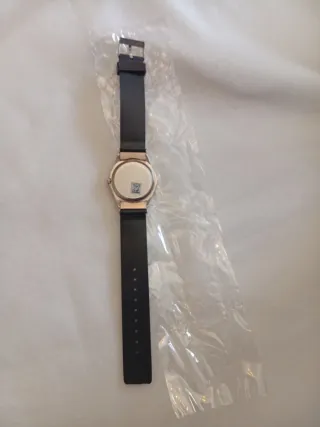 Reloj de pulsera plateado y negro