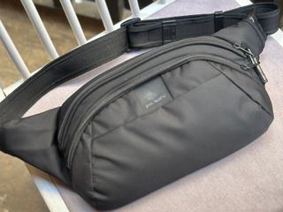 Riñonera Pacsafe LS120 Antirrobo Negra