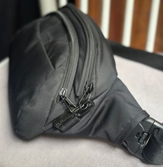 Riñonera Pacsafe LS120 Antirrobo Negra