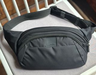Riñonera Pacsafe LS120 Antirrobo Negra