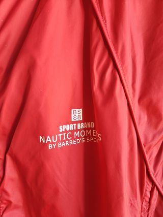 Casaco impermeável com capuz