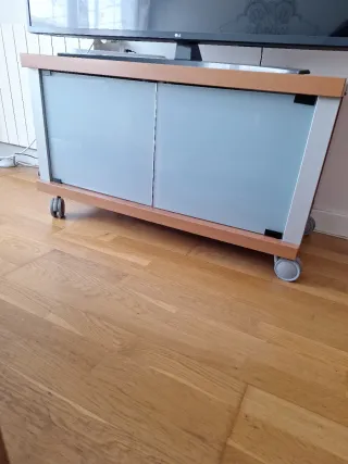 Mesa para TV con ruedas