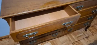 Mesita de noche y cajonera de madera