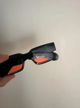 Occhiali Da Sole Rettangolari Neri Lenti Rosse