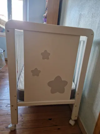 Cuna blanca con colchón y protector