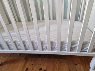 Cuna blanca con colchón y protector