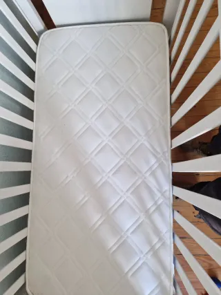 Cuna blanca con colchón y protector
