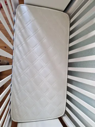 Cuna blanca con colchón y protector