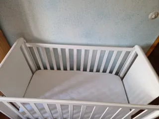 Cuna blanca con colchón y protector