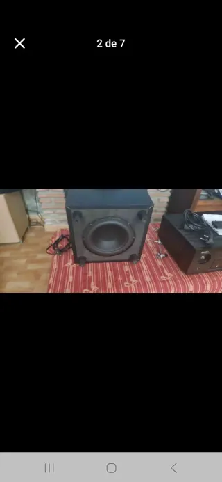 5 altavoces y 1 subwoofer negros
