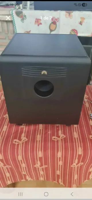 5 altavoces y 1 subwoofer negros