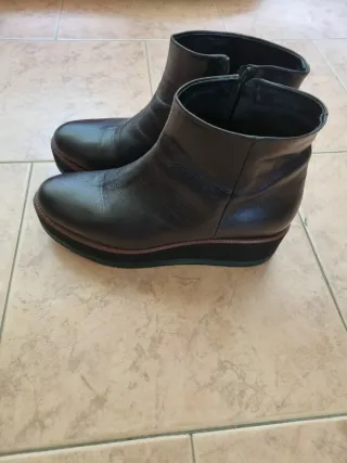 Stivaletti neri con zeppa