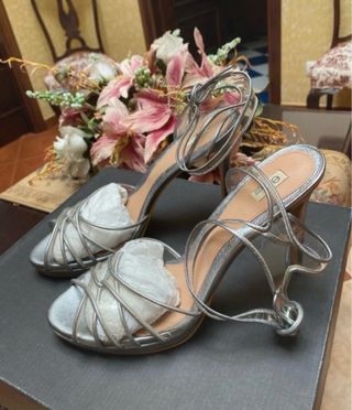 Tacones plateados mujer