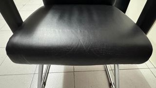 Sillones de piel negros con base metálica