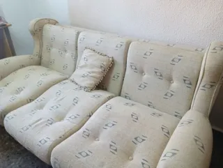 Sofá de tela beige con cojín