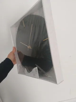 Reloj de pared negro y dorado