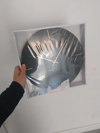 Reloj de pared negro y dorado