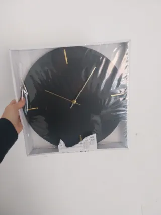 Reloj de pared negro y dorado