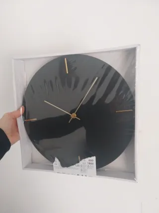 Reloj de pared negro y dorado