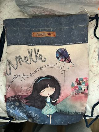 Mochila Anekke con dibujo de niña y cometa