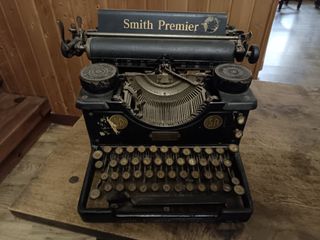 Máquina de escribir Smith Premier antigua.