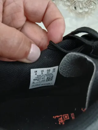 Zapatillas de fútbol sala negras y naranjas