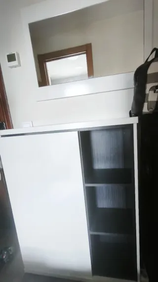 Zapatero entrada blanco y negro